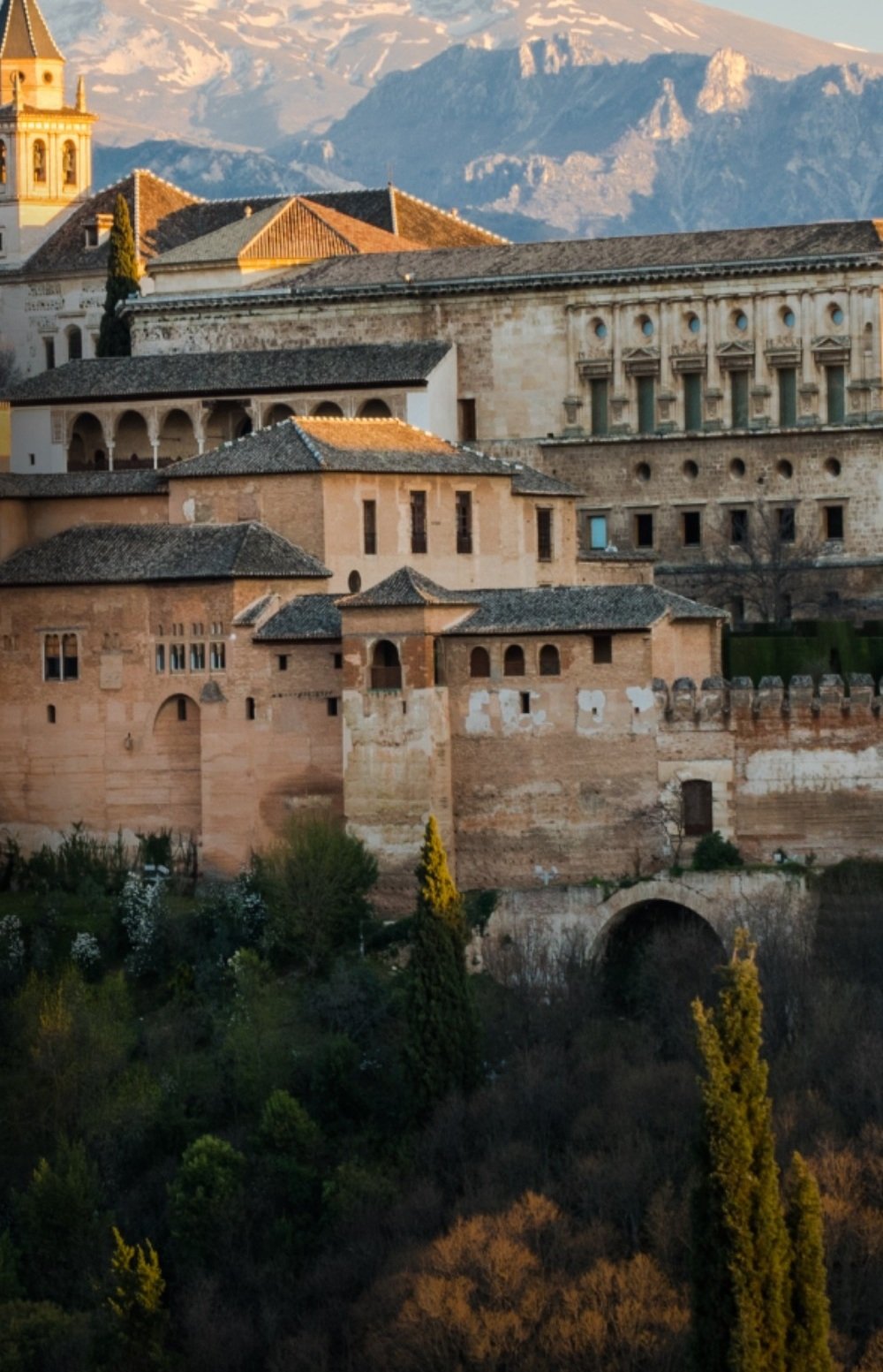 Alhambra de Granada al atardecer con Sierra Nevada nevada de fondo